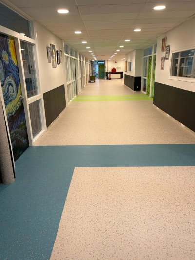 afbeelding van In de zomer vakantie hebben we 900 m2 vloer vervangen.
Marmoleum verwijderd geëgaliseerd met Eurocol 975 en daarna Gerflor Taralay premium verlijmd met Eurocol 640.
Alles daarna afgewerkt met storax hsl plinten.